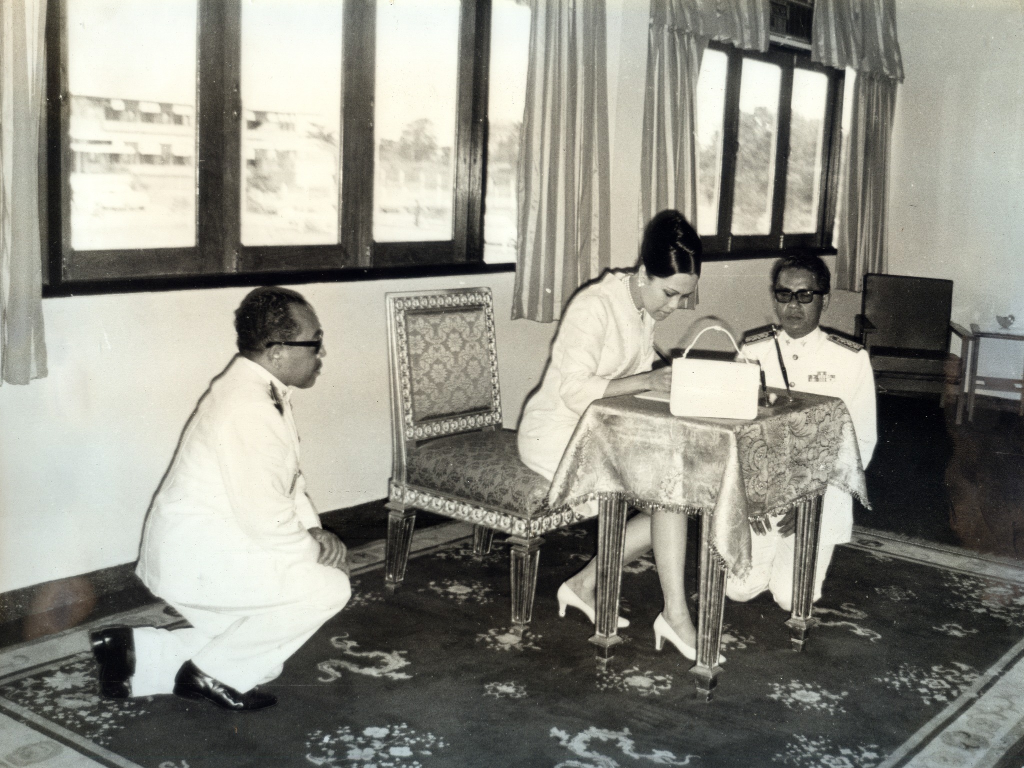 วันจันทร์ที่ ๒๐ ธันวาคม ๒๕๑๔  พระองค์ทรงเปี่ยมด้วยพระเมตตาในอันที่จะบำบัดทุกข์บำรุงสุขแก่อาณาประชาราษฎร์ จึงได้มีพระราชดำริจัดสร้างโรงพยาบาลสำหรับคนเสียจริตขึ้น จำนวนพลเมืองได้เพิ่มขึ้น ปัญหาในการดำรงชีวิตทวีความยุ่งยากยิ่งขึ้น จึงมีผู้เจ็บป่วยและมีปัญหาทางสุขภาพจิตเป็นอันมาก โรงพยาบาลทางจิตเวชโรงพยาบาลทางประสาทวิทยา เกือบทุกภาคของประเทศไทย และยังมีโรงพยาบาลปัญญาอ่อน ศูนย์สุขวิทยาจิตรวมหน่วยงานต่างๆ ในกองโรงพยาบาลโรคจิต บริการสุขภาพจิต กรมการแพทย์