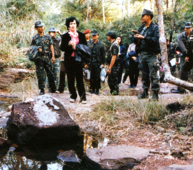 ๓๐ พฤศจิกายน ๒๕๒๖ เสด็จฯ ไปทอดพระเนตรต้นน้ำตกคำหอม