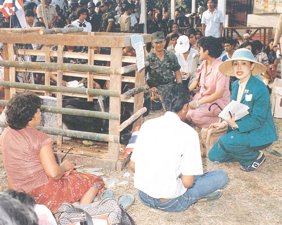 ๑ กันยายน ๒๕๒๖ เสด็จฯ ไปบ้านโต๊ะโมะ ตำบลภูเขาทอง กิ่งอำเภอสุคิริน จังหวัดนราธิวาส