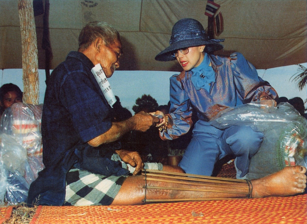 วันที่ ๓๐ พฤศจิกายน ๒๕๒๓ เสด็จฯ ไปวัดดอยธรรมเจดีย์ อำเภอโคกศรีสุพรรณ จังหวัดสกลนครความห่วงใยสมเด็จพระนางเจ้าสิริกิติ์ พระบรมราชินีนาถ พระบรมราชชนนีพันปีหลวง ทรงมีต่อราษฎรที่เจ็บป่วยนี้ เป็นความห่วงใยอย่างลึกซึ้ง จะโปรดเกล้าฯ ให้เจ้าหน้าที่ฝ่ายคนไข้ในพระบรมราชานุเคราะห์กองราชเลขานุการในพระองค์สมเด็จพระบรมราชินีนาถ พระบรมราชชนนีพันปีหลวง คอยติดตามความคืบหน้าของการรักษาพยาบาล จนกว่าคนไข้จะหายเจ็บ